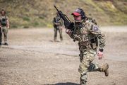 Kontrterrorysta z bronią na międzynarodowych zawodach strzeleckich.