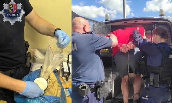 Na zdjęciu z lewej strony policjant pokazujący worek z zawartością narkotyków. Po prawej stronie dwóch policjantów wprowadzających zatrzymanego mężczyznę do pomieszczenia dla konwojowanych znajdującego się w samochodzie