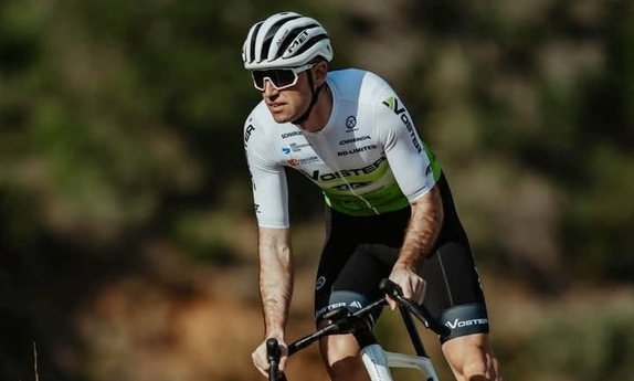 Aspirant Krzysztof Parma na rowerze.