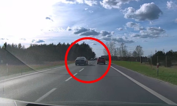 Stopklatka z nagrania kamerki samochodowej. Kierujący pojazdem marki Audi S8 wyprzedza na „trzeciego” inny pojazd.