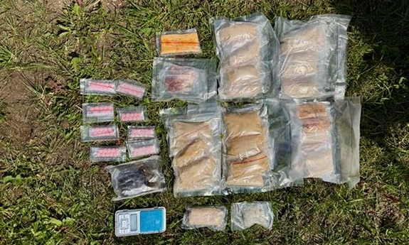 Zabezpieczone przez policjantów narkotyki w foliowych woreczkach.