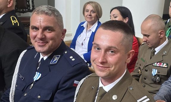 Policjant i żołnierz w mundurach galowych.