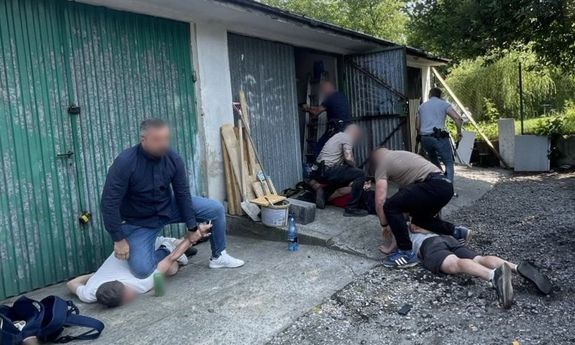 Dynamiczne zatrzymanie kilku mężczyzn przez policjantów nieumundurowanych.