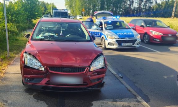 Auto zatrzymanego mężczyzny obok policyjnego radiowozu.