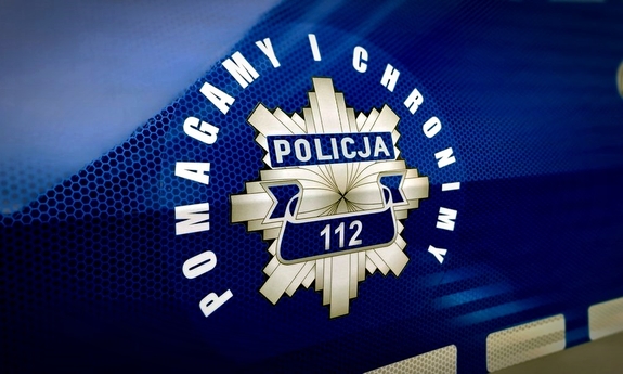 Logo Pomagamy i chronimy na drzwiach radiowozu policyjnego.