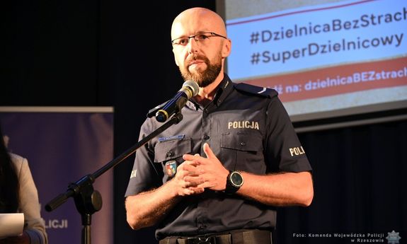 Na zdjęciu policjant