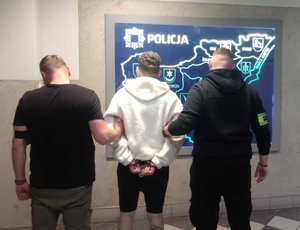 Dwaj nieumundurowani funkcjonariusze z zatrzymanym.