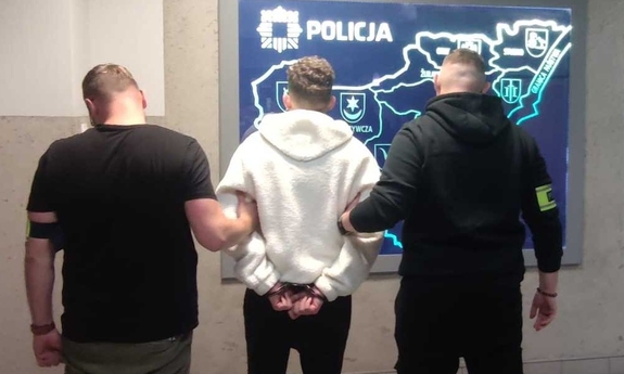 Dwaj nieumundurowani funkcjonariusze z zatrzymanym.