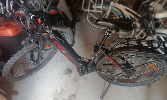 Odzyskany przez policjantów skradziony czarny rower.