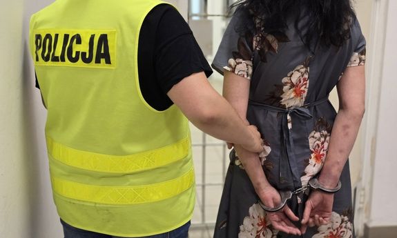 zatrzymana idzie z policjantem.