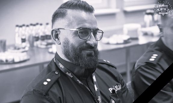 Zmarły policjant w mundurze.