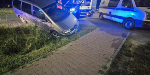 Samochód w rowie, obok karetka i radiowóz.
