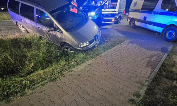 Samochód w rowie, obok karetka i radiowóz.