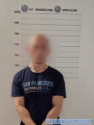 Zatrzymany mężczyzna podczas robienia zdjęć do kartoteki policyjnej.