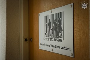 Tabliczka na drzwiach: Zespół dw. z handlem ludźmi.