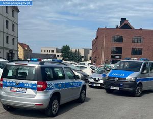 Dwa radiowozy i zatrzymany między nimi samochód osobowy.