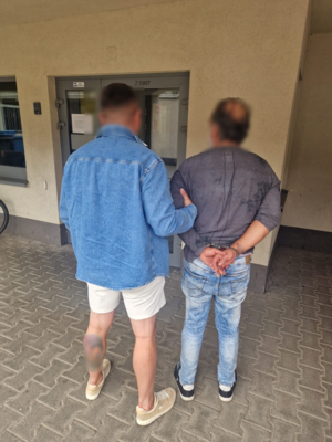 policjant z zatrzymanym.