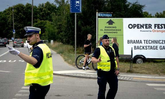 Policjanci ruchu drogowego sterują ruchem.