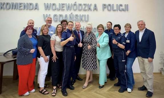 Uczestnicy spotkania organizacyjnego z udziałem przedstawicieli instytucji samorządowych, edukacyjnych i zdrowotnych, którzy wspólnie z Policją zadeklarowali udział w projekcie PaT.