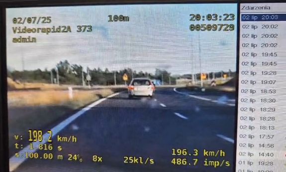 Stop klatka z przekroczenia prędkości przez kierującego.