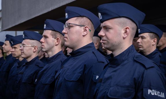 policjanci stoją w szeregu.