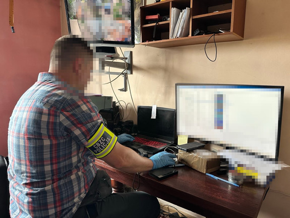 Policjant CBZC przy komputerze.