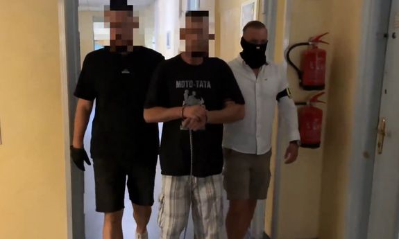Zatrzymany prowadzony przez policjantów.