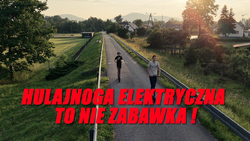 Droga na której widoczne są dwie osoby na hulajnogach elektrycznych a na pierwszym planie widać czerwony napis: Hulajnoga elektryczna to nie zabawka!