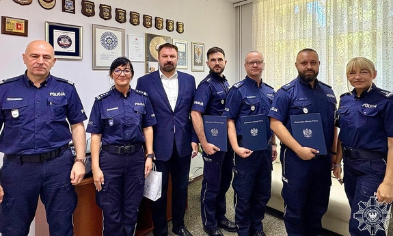nadinsp. dr Rafał Kochańczyk - Zastępca Komendanta Głównego Policji w towarzystwie innych policjantów pozuje do zdjęcia grupowego.