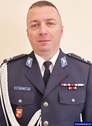 Podinsp. Mariusz Lis w mundurze.