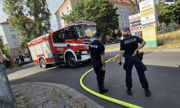 Policjanci podczas zabezpieczenia pożaru hali w Kędzierzynie - Koźlu.