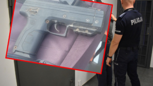 Na pierwszym planie zabezpieczony przedmiot przypominający broń. W tle widać policjanta z zatrzymanym.