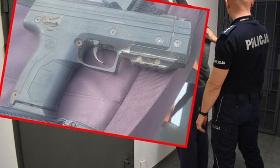 Na pierwszym planie zabezpieczony przedmiot przypominający broń. W tle widać policjanta z zatrzymanym.