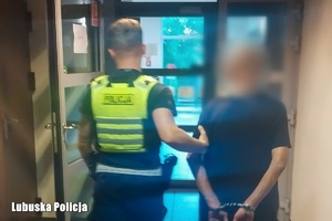 Policjant z zatrzymanym.