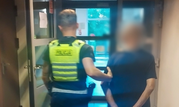 Policjant z zatrzymanym.
