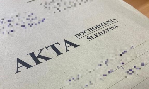 akta leżą na stole.