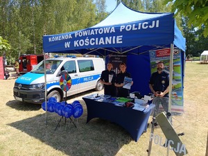 Policjanci przy stoisku profilaktycznym.