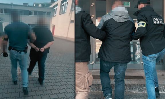Dwa zdjęcia, na zdjęciu po lewej policjant prowadzi zatrzymanego, na zdjęciu po prawej dwaj policjanci prowadzą zatrzymanego.