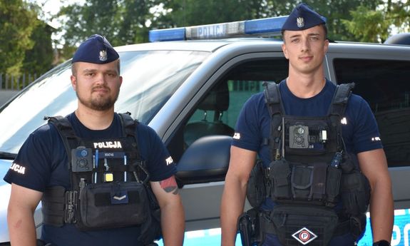 Dwaj umundurowani policjanci.