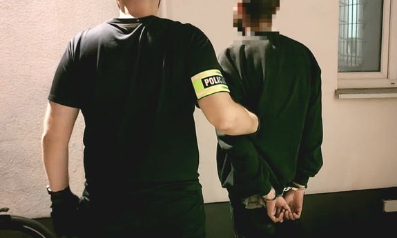 Policjant z zatrzymanym.