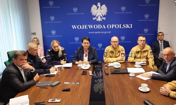 Uczestnicy odprawy służb w siedzibie wojewody opolskiego.