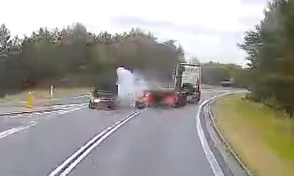 Stopklatka z nagrania przedstawia moment zderzenia pojazdów.