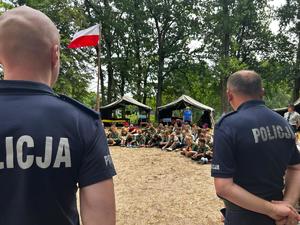Policjanci podczas potkania profilaktycznego z harcerzami.
