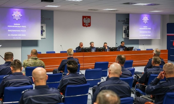 Policjanci na sali podczas odprawy.