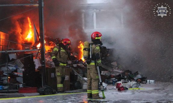 Strażacy podczas akcji gaśniczej.