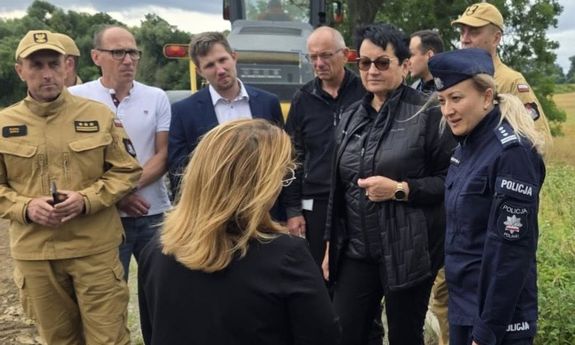 Policjanci, strażacy i urzędnicy podczas wizji lokalnej.