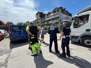 Pożar w Ząbkach - działania policjantów na miejscu pogorzeliska.