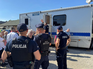 Pożar w Ząbkach - działania policjantów na miejscu pogorzeliska.