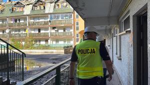 Pożar w Ząbkach - działania policjantów na miejscu pogorzeliska.