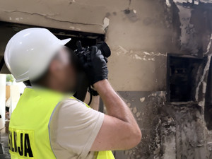 Pożar w Ząbkach - działania policjantów na miejscu pogorzeliska.
